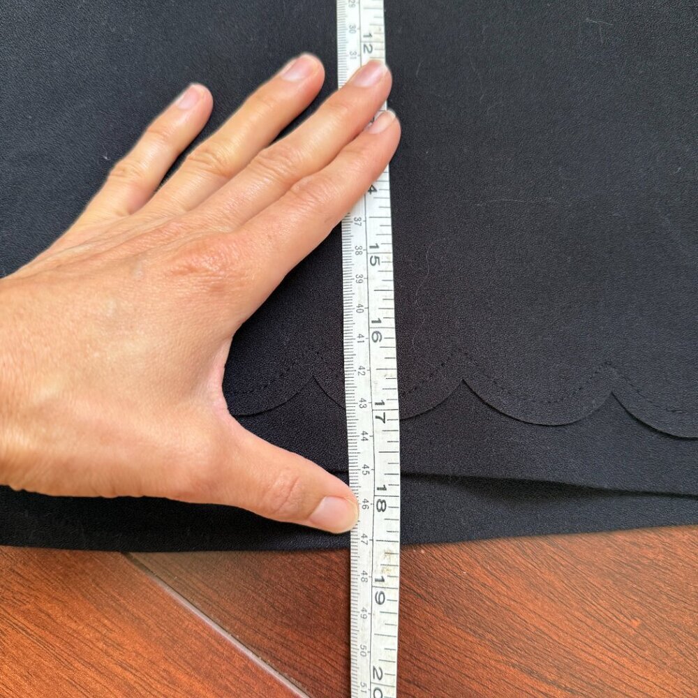 Banana Republic Scalloped Edge Black Skirt Size 2 - Picture 7 of 8